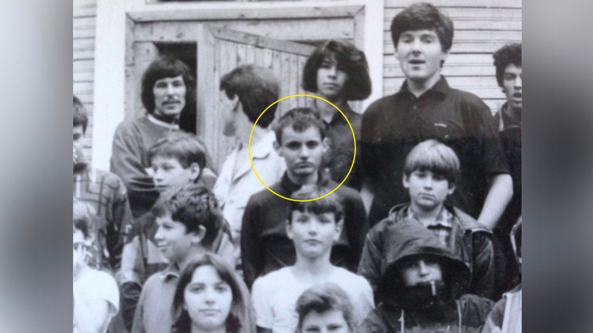 Групповой снимок из пионерлагеря, в центре стоит Николай Дуров