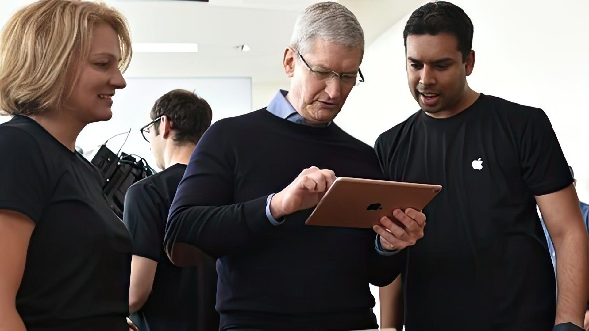 Во многих аспектах работы Кук продолжает политику Стива Джобса