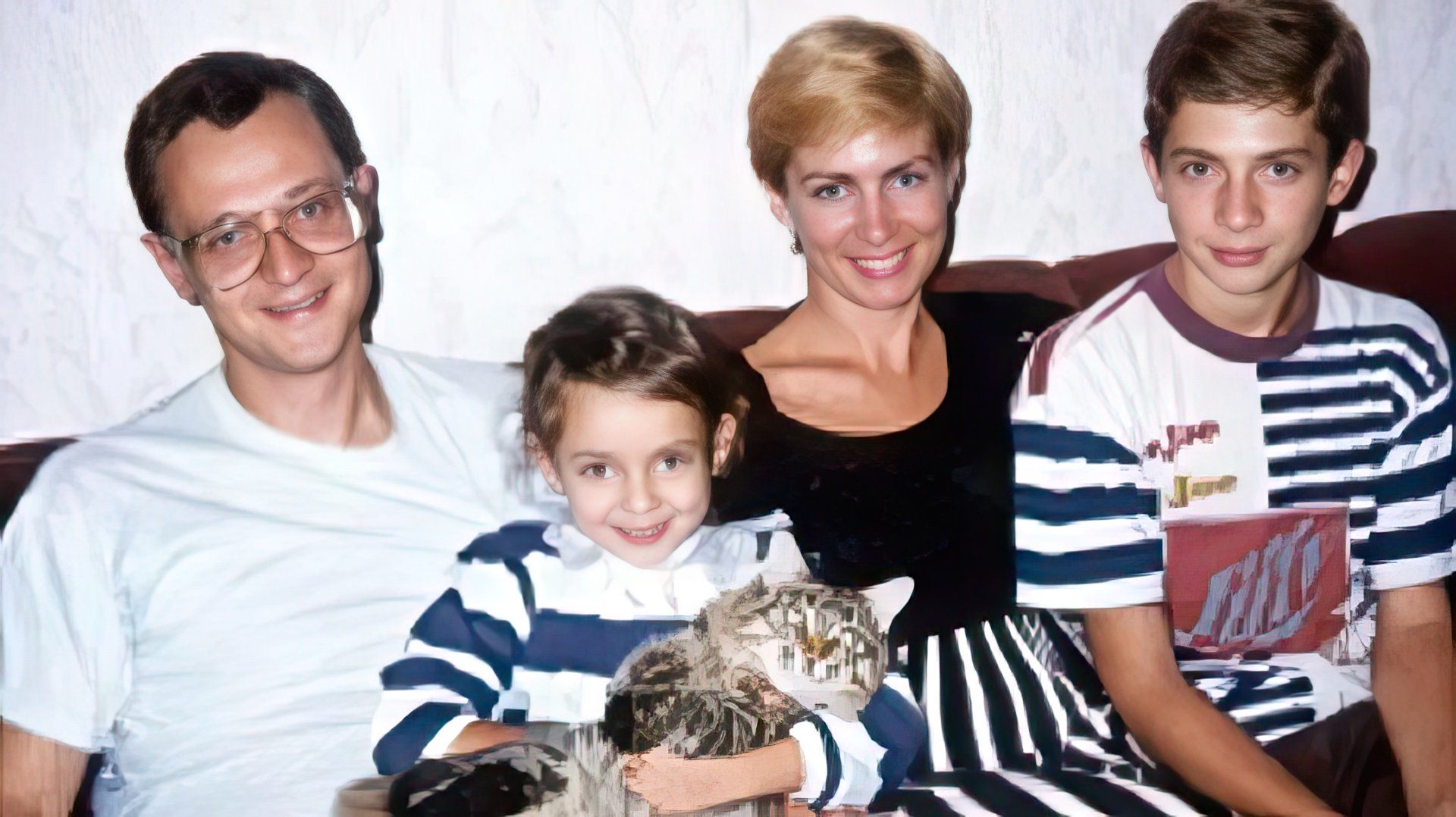 Владимир Кириенко в детстве (с родителями и младшей сестрой)