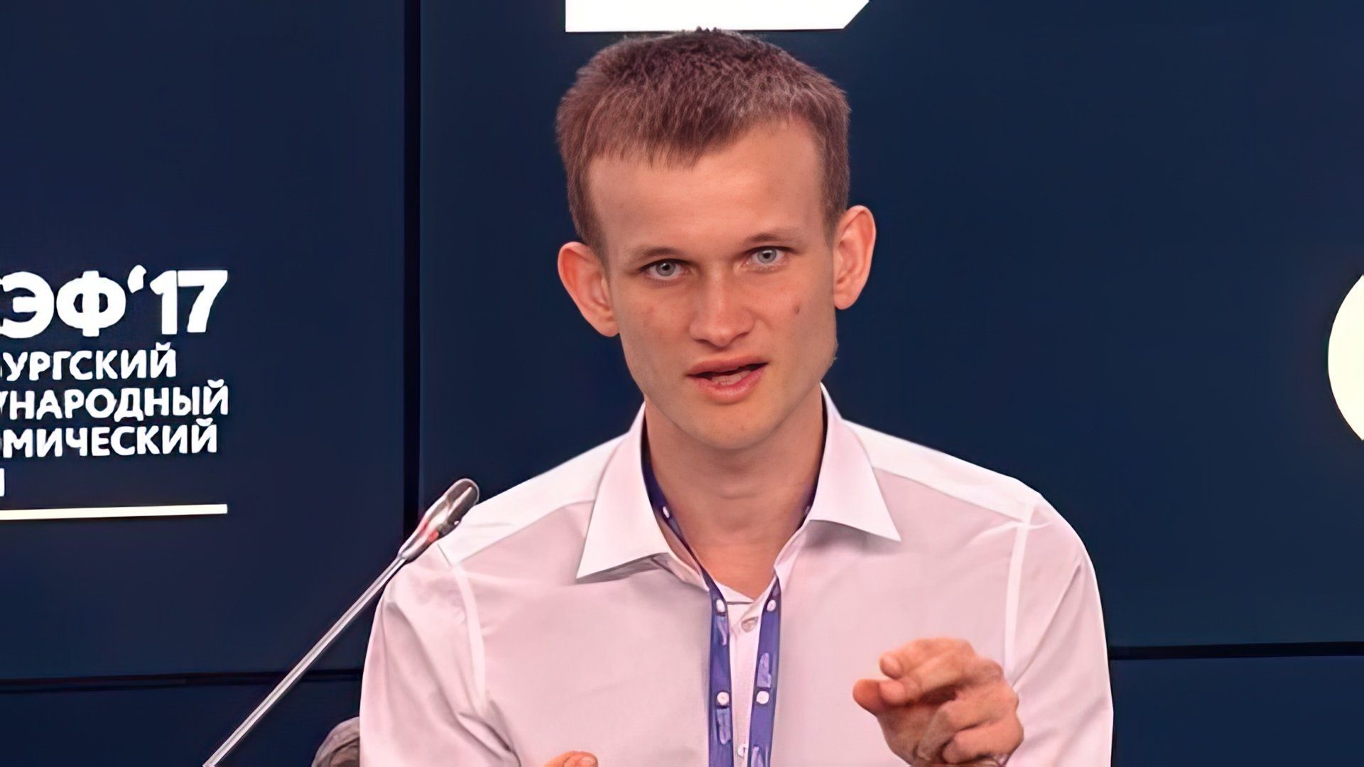 Виталик Бутерин во время выступления в рамках ПМЭФ 2017