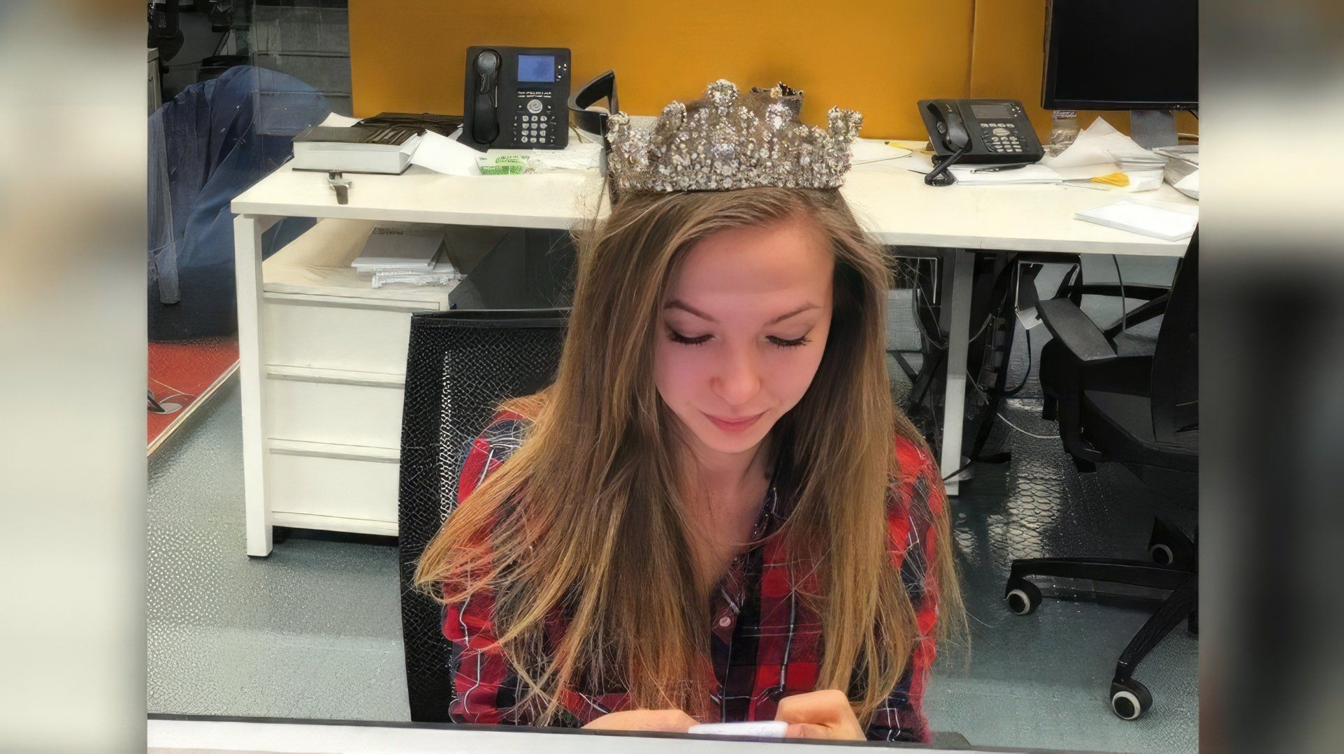 Девушка, примерившая корону конкурса красоты банка